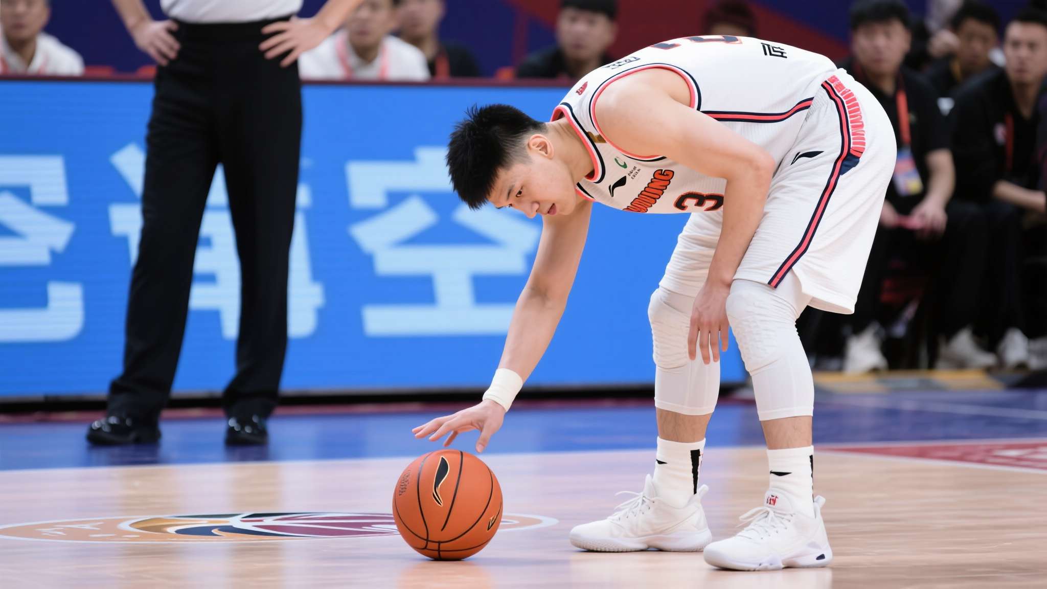 这种表现自然难逃专业解读。有知名篮球评论人士借助网络话语权严厉批评他的松懈。他直