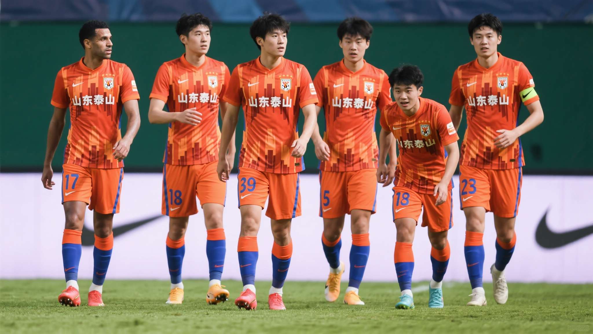 首先，竞争压力不可忽视。 山东泰山本赛季引进或保留了多名同位置的成熟球员，外援与